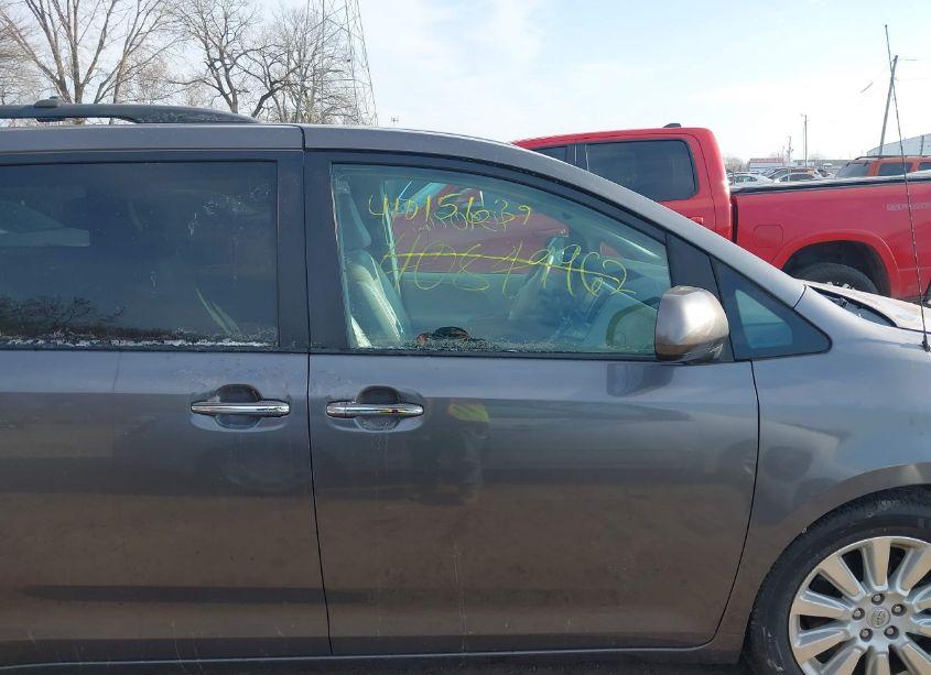 Photo 14 of 2013 Toyota Sienna XLE/LIMITED (VIN 5TDDK3DC0DS061515)