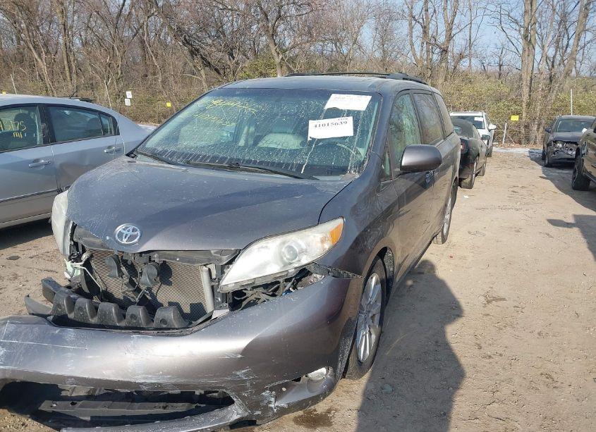 Photo 2 of 2013 Toyota Sienna XLE/LIMITED (VIN 5TDDK3DC0DS061515)