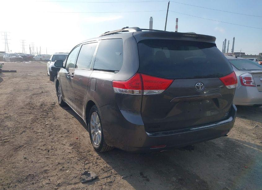 Photo 3 of 2013 Toyota Sienna XLE/LIMITED (VIN 5TDDK3DC0DS061515)