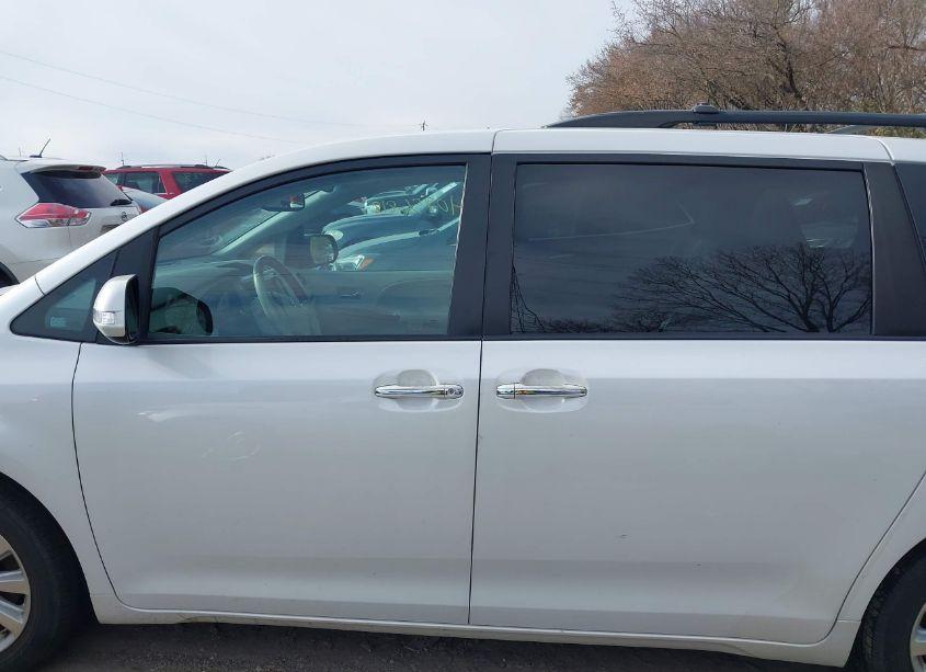 Photo 14 of 2014 Toyota Sienna XLE/LIMITED (VIN 5TDDK3DC0ES078106)