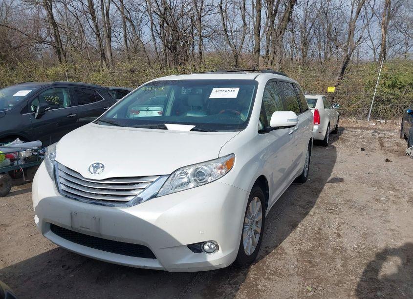 Photo 2 of 2014 Toyota Sienna XLE/LIMITED (VIN 5TDDK3DC0ES078106)