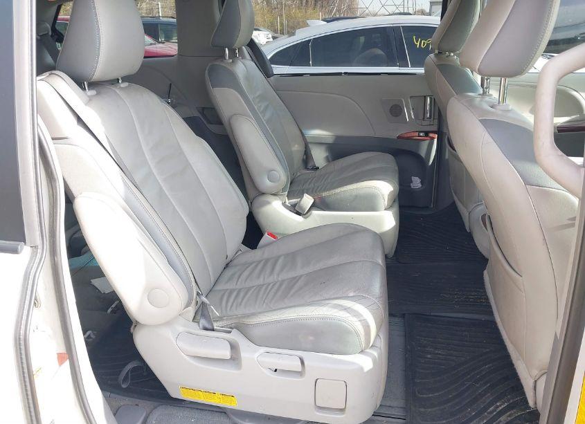 Photo 8 of 2014 Toyota Sienna XLE/LIMITED (VIN 5TDDK3DC0ES078106)