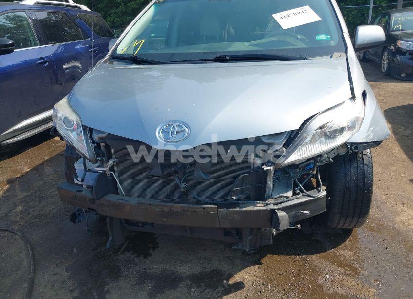 Photo 6 of 2014 Toyota Sienna XLE 7 PASSENGER (VIN 5TDDK3DC0ES087274)