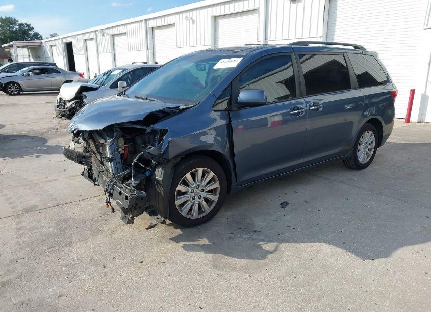 Photo 2 of 2015 Toyota Sienna XLE/LIMITED (VIN 5TDDK3DC0FS097403)