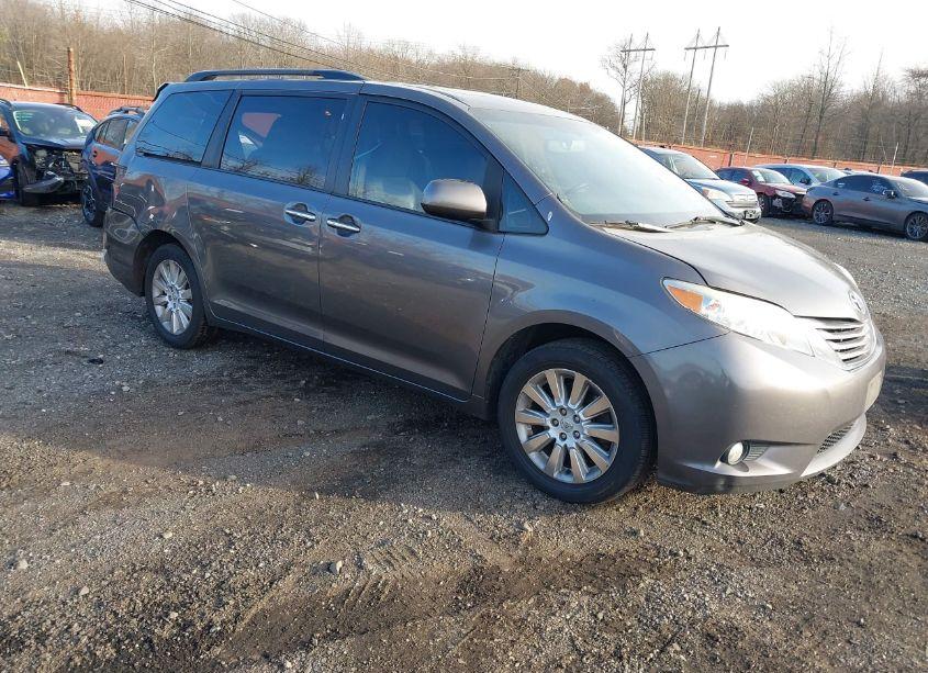 2015 Toyota Sienna XLE/LIMITED (VIN 5TDDK3DC0FS114085) main photo