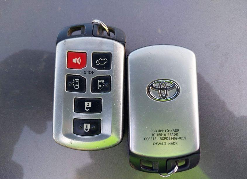 Photo 11 of 2015 Toyota Sienna XLE/LIMITED (VIN 5TDDK3DC0FS114085)