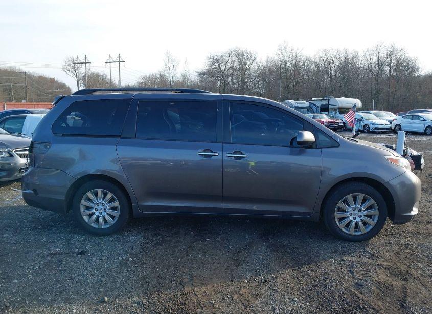 Photo 13 of 2015 Toyota Sienna XLE/LIMITED (VIN 5TDDK3DC0FS114085)