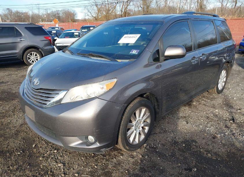 Photo 2 of 2015 Toyota Sienna XLE/LIMITED (VIN 5TDDK3DC0FS114085)