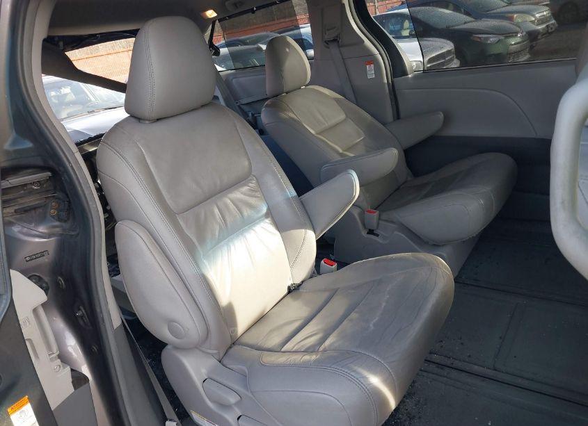 Photo 8 of 2015 Toyota Sienna XLE/LIMITED (VIN 5TDDK3DC0FS114085)