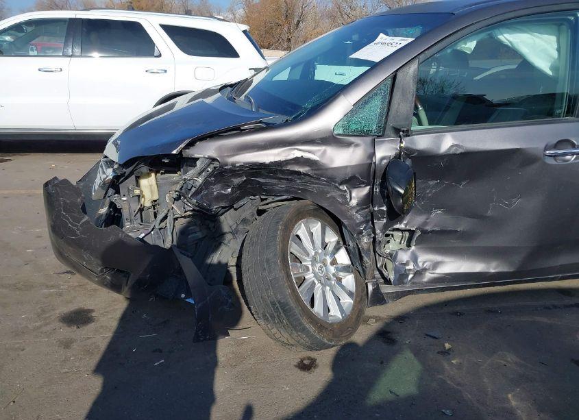 Photo 6 of 2011 Toyota Sienna XLE/LIMITED (VIN 5TDDK3DC1BS018623)