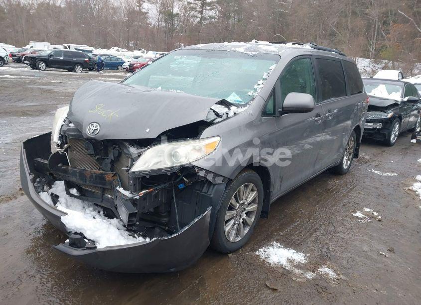 Photo 2 of 2011 Toyota Sienna XLE (VIN 5TDDK3DC1BS020341)