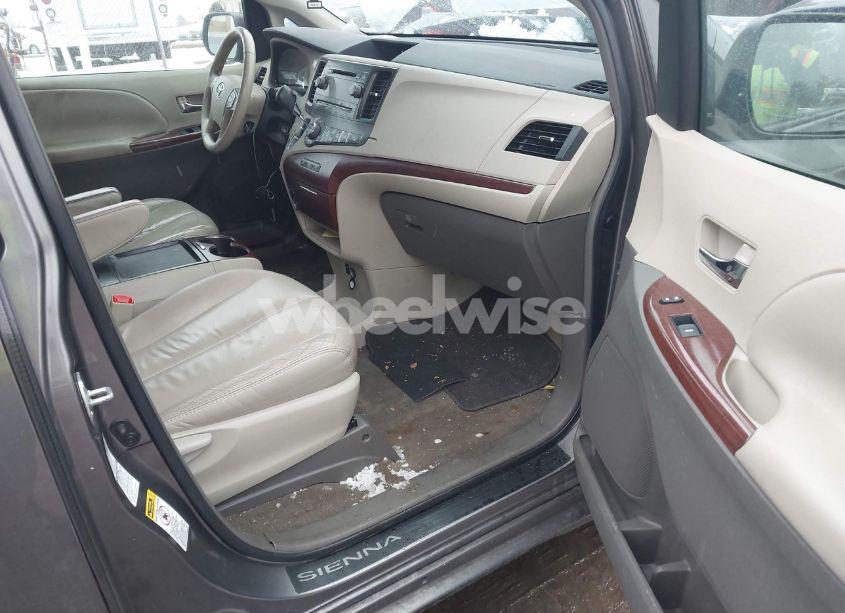 Photo 5 of 2011 Toyota Sienna XLE (VIN 5TDDK3DC1BS020341)