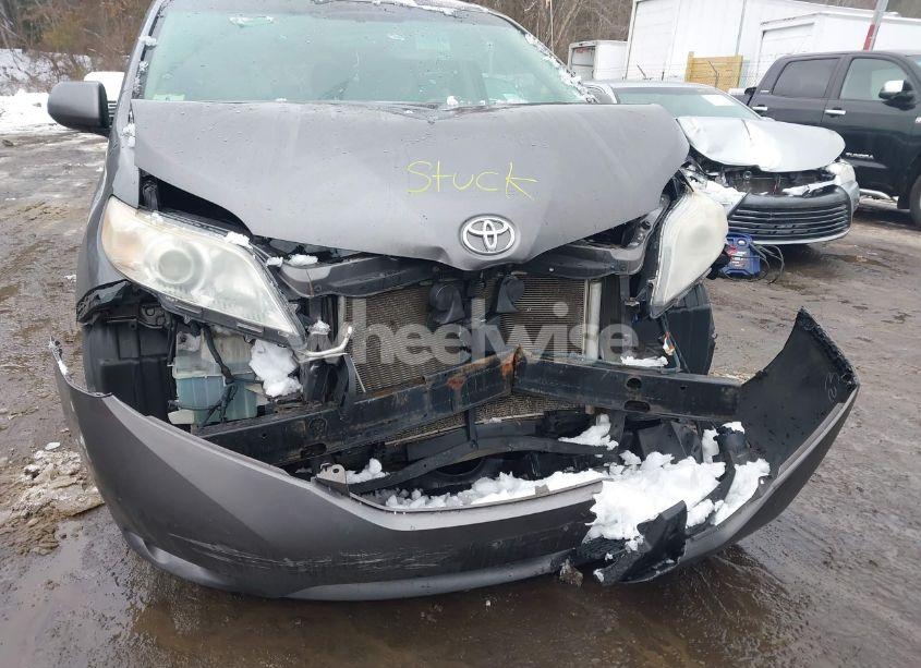 Photo 6 of 2011 Toyota Sienna XLE (VIN 5TDDK3DC1BS020341)