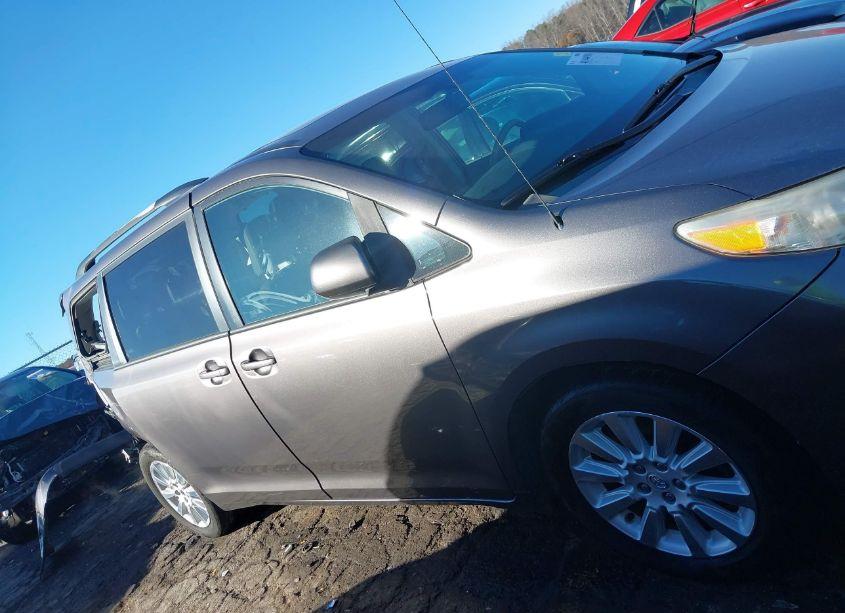 Photo 14 of 2013 Toyota Sienna XLE 7 PASSENGER (VIN 5TDDK3DC1DS058882)