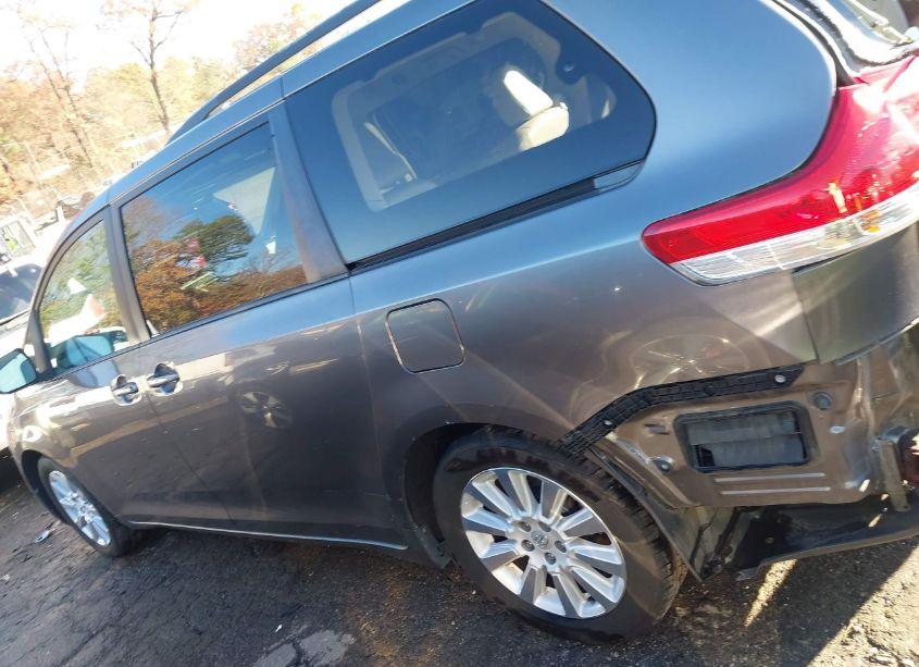 Photo 15 of 2013 Toyota Sienna XLE 7 PASSENGER (VIN 5TDDK3DC1DS058882)