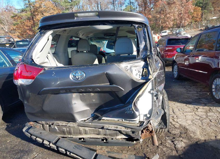Photo 17 of 2013 Toyota Sienna XLE 7 PASSENGER (VIN 5TDDK3DC1DS058882)