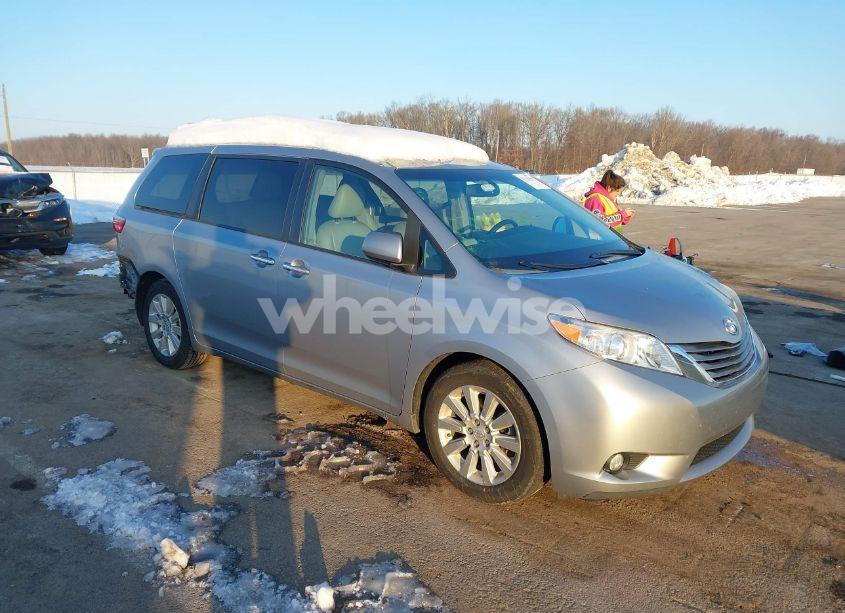 2015 Toyota Sienna XLE/LIMITED (VIN 5TDDK3DC1FS094834) main photo