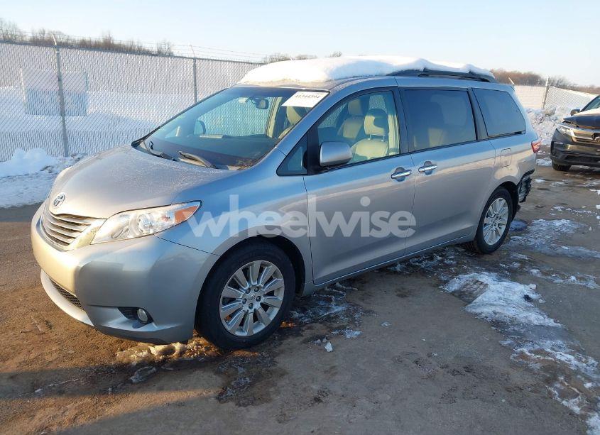 Photo 2 of 2015 Toyota Sienna XLE/LIMITED (VIN 5TDDK3DC1FS094834)
