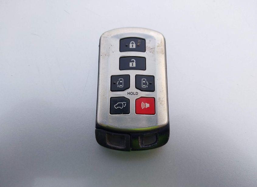 Photo 11 of 2015 Toyota Sienna XLE/LIMITED (VIN 5TDDK3DC1FS097930)