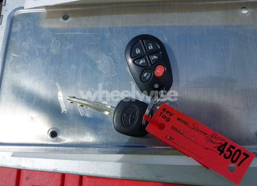 Photo 11 of 2011 Toyota Sienna XLE (VIN 5TDDK3DC2BS028173)