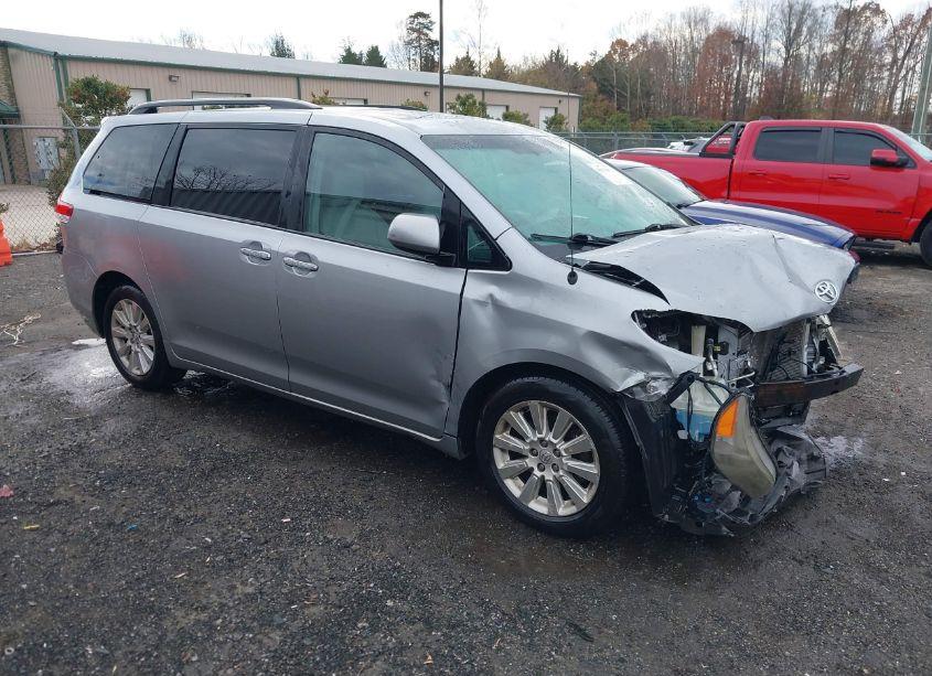 2013 Toyota Sienna XLE/LIMITED (VIN 5TDDK3DC2DS055750) main photo