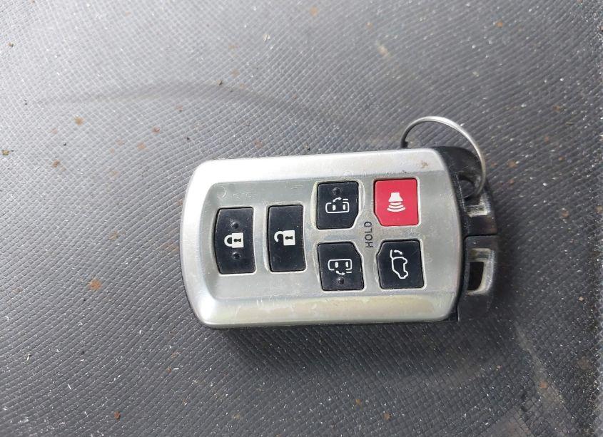 Photo 11 of 2013 Toyota Sienna XLE/LIMITED (VIN 5TDDK3DC2DS055750)