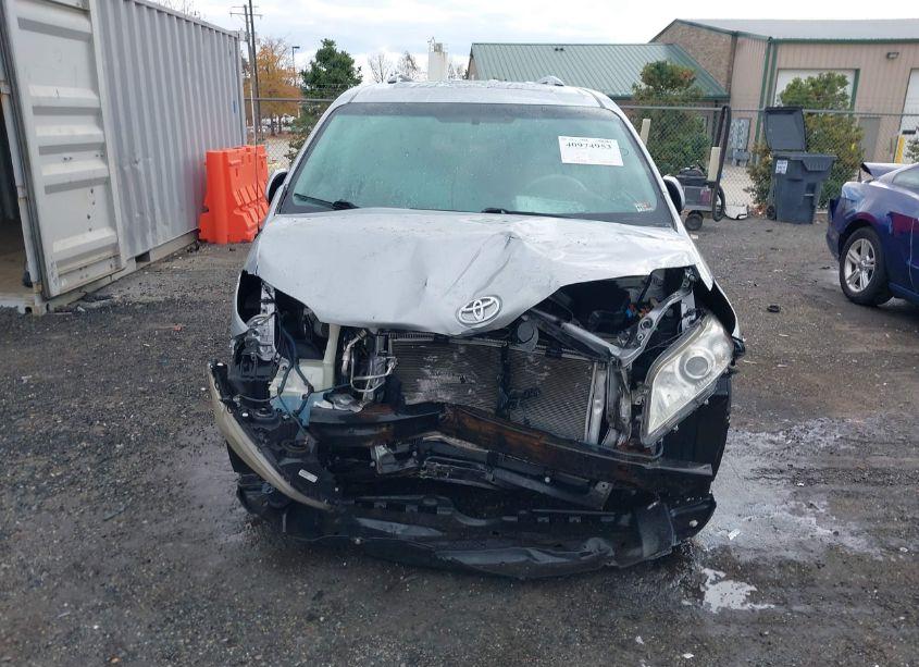 Photo 12 of 2013 Toyota Sienna XLE/LIMITED (VIN 5TDDK3DC2DS055750)