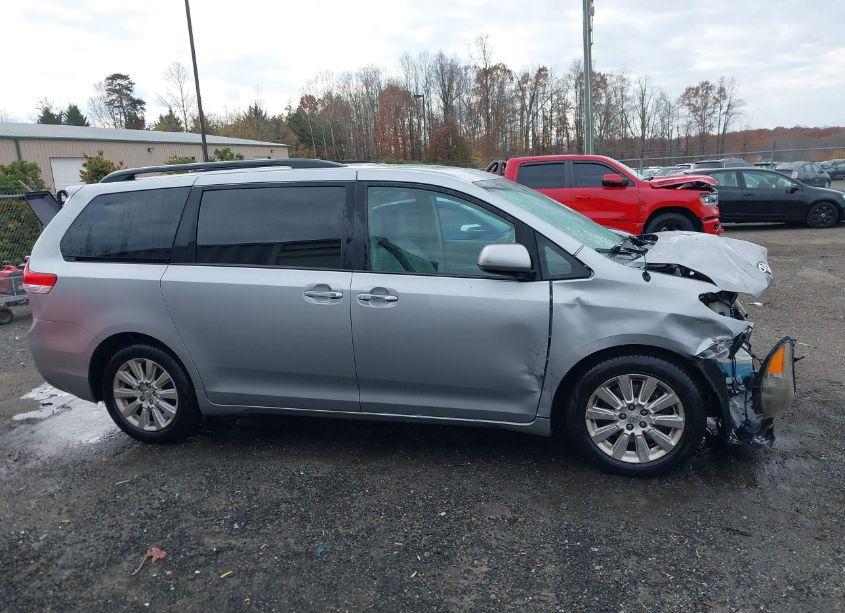 Photo 13 of 2013 Toyota Sienna XLE/LIMITED (VIN 5TDDK3DC2DS055750)