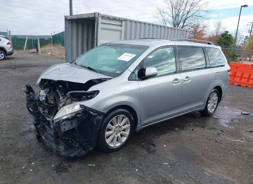 Photo 2 of 2013 Toyota Sienna XLE/LIMITED (VIN 5TDDK3DC2DS055750)