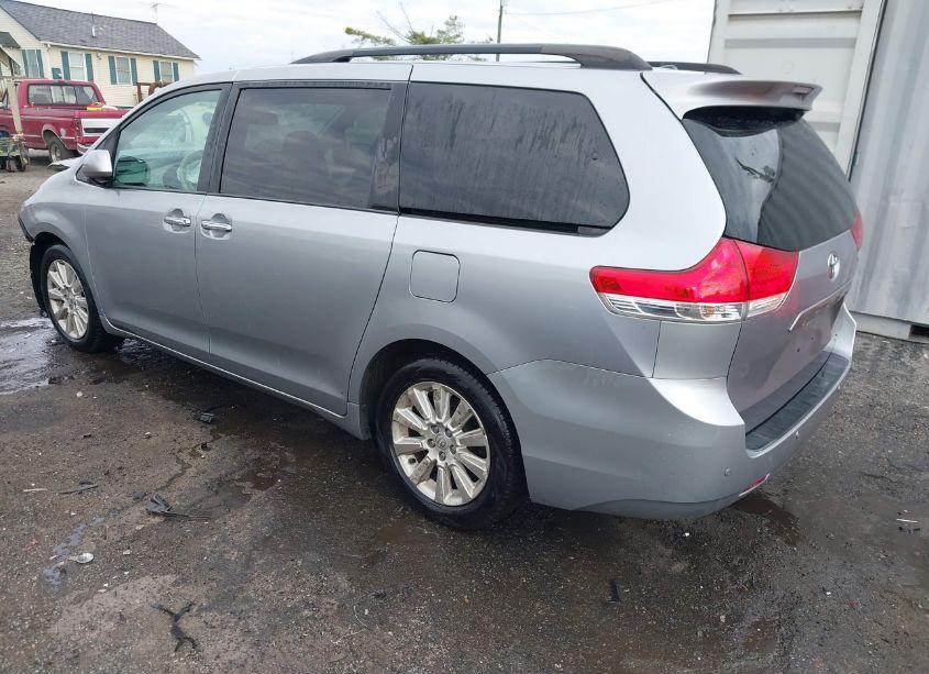 Photo 3 of 2013 Toyota Sienna XLE/LIMITED (VIN 5TDDK3DC2DS055750)