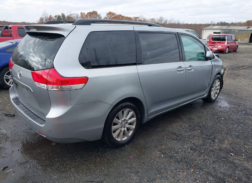 Photo 4 of 2013 Toyota Sienna XLE/LIMITED (VIN 5TDDK3DC2DS055750)