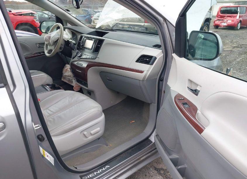 Photo 5 of 2013 Toyota Sienna XLE/LIMITED (VIN 5TDDK3DC2DS055750)