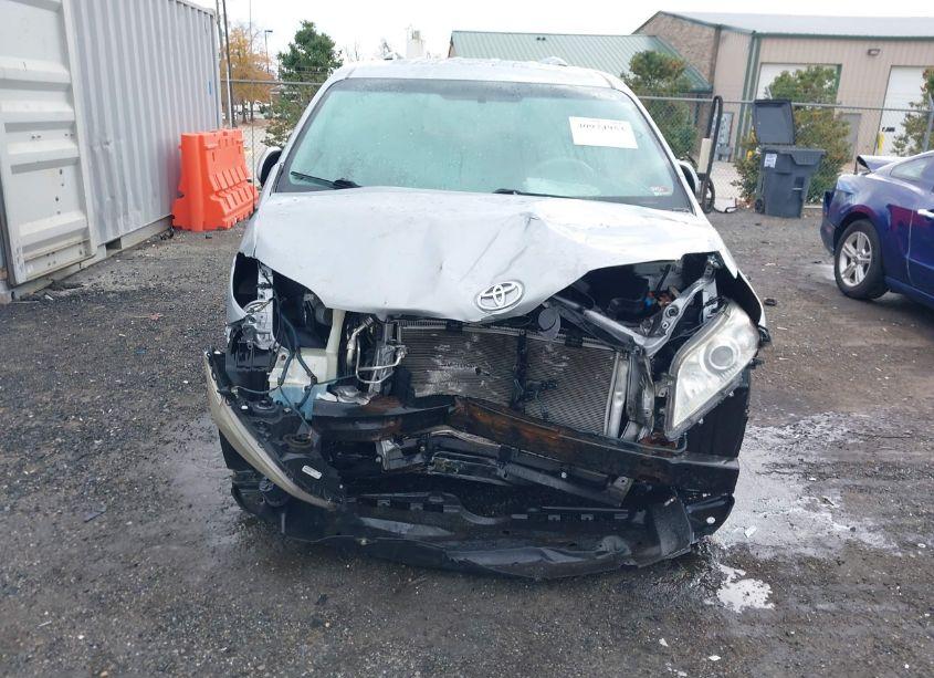 Photo 6 of 2013 Toyota Sienna XLE/LIMITED (VIN 5TDDK3DC2DS055750)