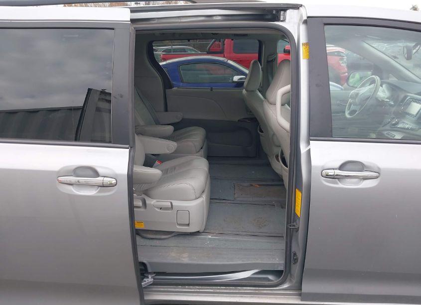 Photo 8 of 2013 Toyota Sienna XLE/LIMITED (VIN 5TDDK3DC2DS055750)