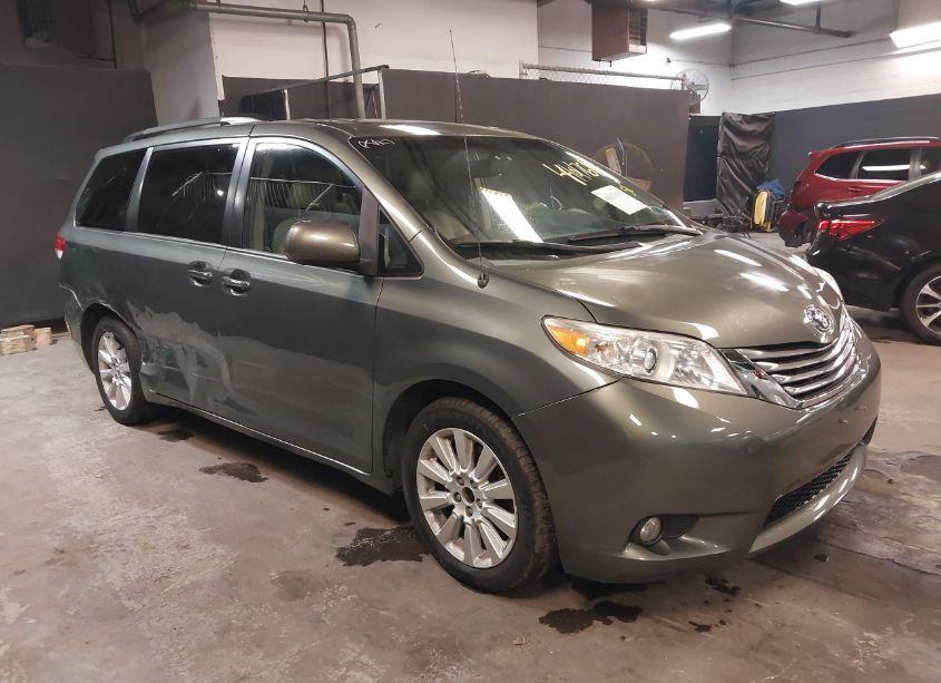 2014 Toyota Sienna XLE/LIMITED (VIN 5TDDK3DC2ES093612) main photo