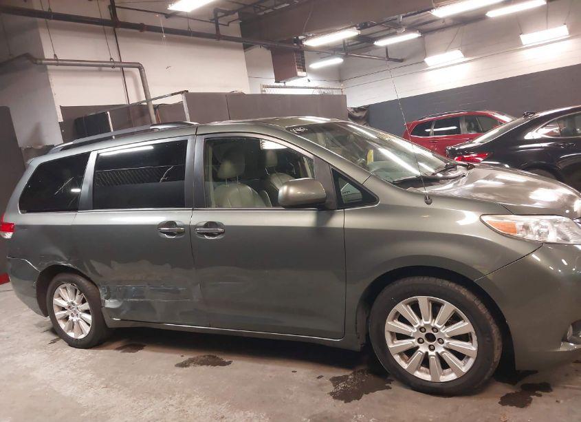Photo 13 of 2014 Toyota Sienna XLE/LIMITED (VIN 5TDDK3DC2ES093612)