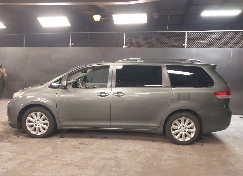 Photo 14 of 2014 Toyota Sienna XLE/LIMITED (VIN 5TDDK3DC2ES093612)