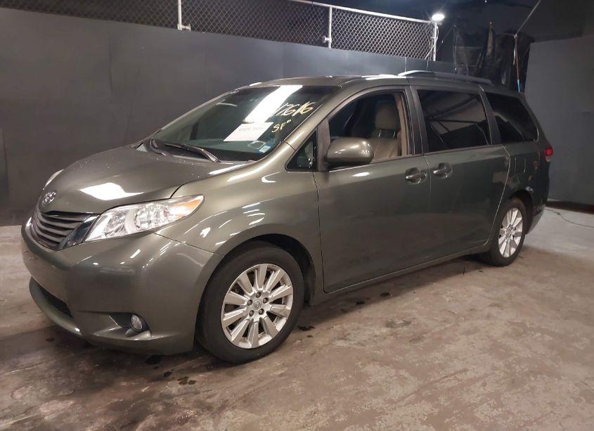 Photo 2 of 2014 Toyota Sienna XLE/LIMITED (VIN 5TDDK3DC2ES093612)