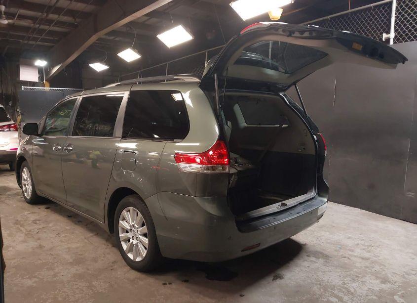Photo 3 of 2014 Toyota Sienna XLE/LIMITED (VIN 5TDDK3DC2ES093612)