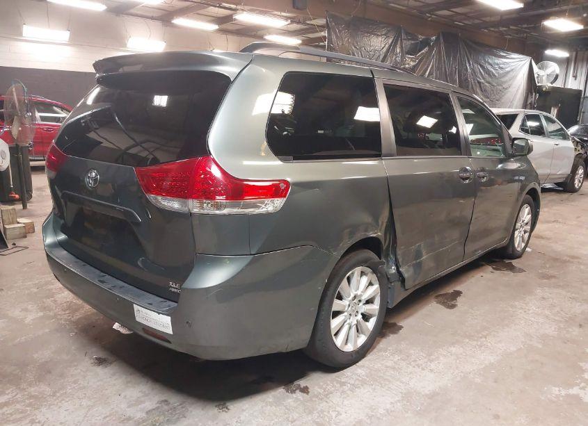 Photo 4 of 2014 Toyota Sienna XLE/LIMITED (VIN 5TDDK3DC2ES093612)
