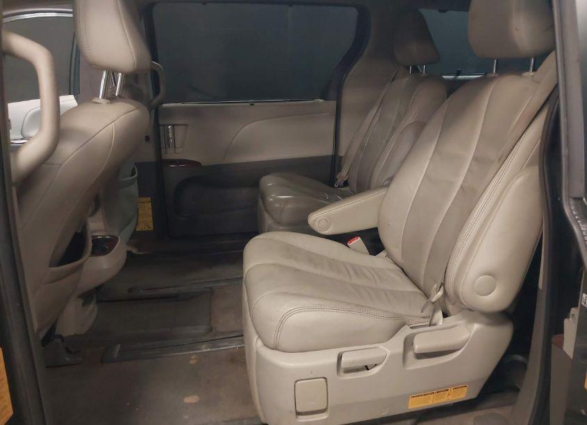 Photo 8 of 2014 Toyota Sienna XLE/LIMITED (VIN 5TDDK3DC2ES093612)