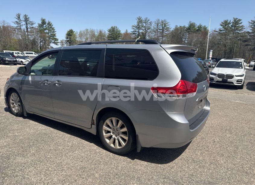 Photo 3 of 2011 Toyota Sienna XLE/LIMITED (VIN 5TDDK3DC3BS007297)