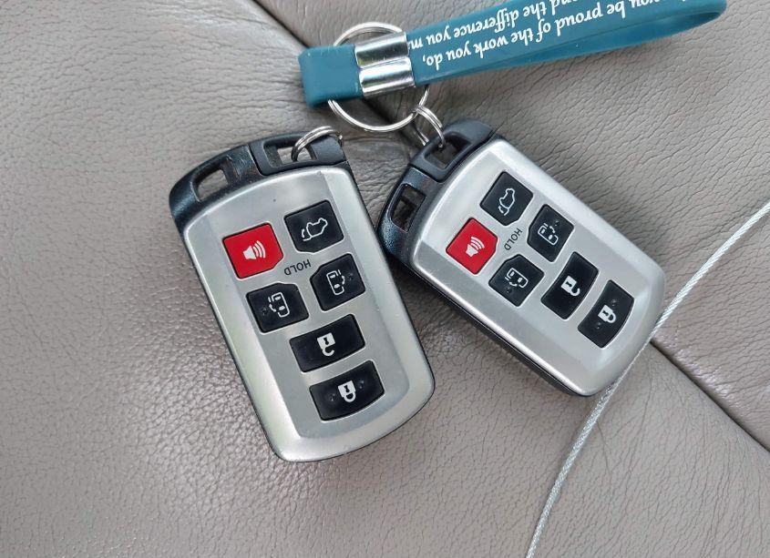 Photo 11 of 2011 Toyota Sienna XLE/LIMITED (VIN 5TDDK3DC3BS023130)