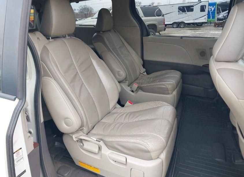 Photo 8 of 2011 Toyota Sienna XLE/LIMITED (VIN 5TDDK3DC3BS023130)