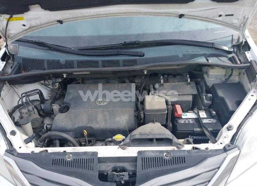 Photo 10 of 2011 Toyota Sienna XLE (VIN 5TDDK3DC3BS029395)