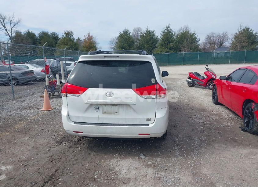 Photo 16 of 2011 Toyota Sienna XLE (VIN 5TDDK3DC3BS029395)