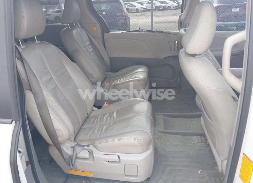 Photo 8 of 2011 Toyota Sienna XLE (VIN 5TDDK3DC3BS029395)