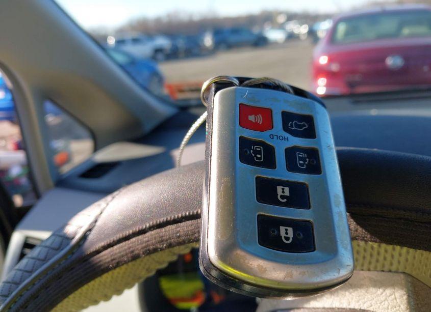 Photo 11 of 2013 Toyota Sienna XLE/LIMITED (VIN 5TDDK3DC3DS051884)