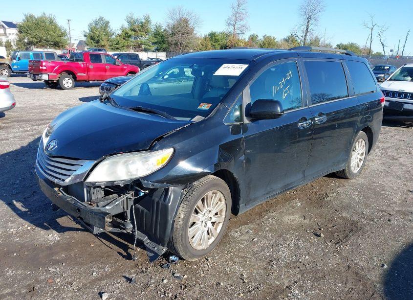 Photo 2 of 2013 Toyota Sienna XLE/LIMITED (VIN 5TDDK3DC3DS051884)