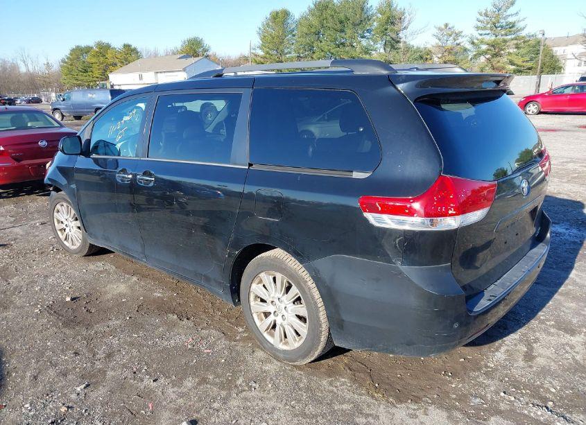Photo 3 of 2013 Toyota Sienna XLE/LIMITED (VIN 5TDDK3DC3DS051884)